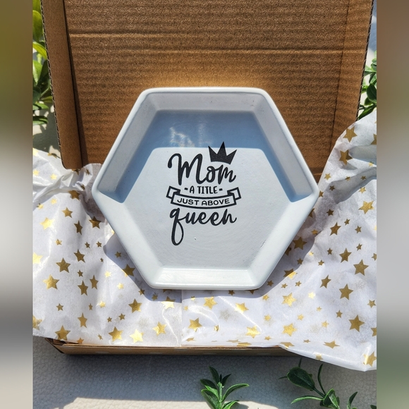 MOM GIFT!!! Laser Engraved Trinket Tray - Mom A Title Just Above Queen - Picture 10 of 11
